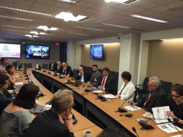 Wellington trata de operações de crédito em Washington