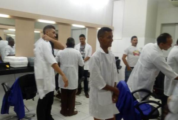 Alunos fazem aula pr&aacute;tica de corte de cabelos masculinos no Senac de Floriano.(Imagem:FlorianoNews)