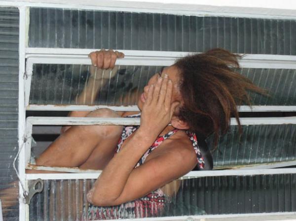 Mulher fica presa em janela ap&oacute;s tentar fugir de delegacia em Floriano.(Imagem:Pol&iacute;cia Civil de Floriano)