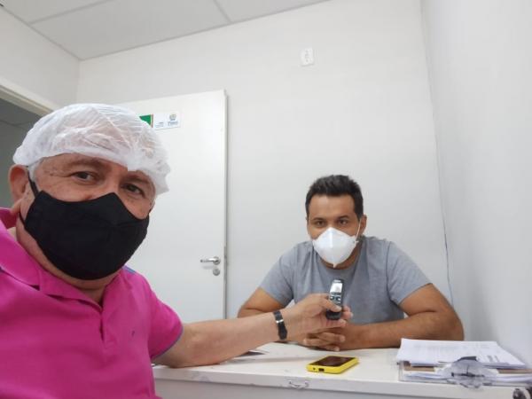 Amarelinho com o Secret&aacute;rio de Sa&uacute;de, James Rodrigues.(Imagem:FlorianoNews)