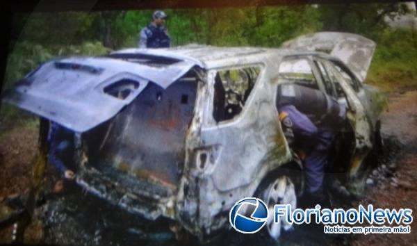 Ve&iacute;culo incendiado pelos bandidos.(Imagem:FlorianoNews)
