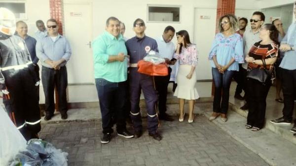 Sa&uacute;de entrega fardamentos aos profissionais do SAMU de Floriano.(Imagem:FlorianoNews)