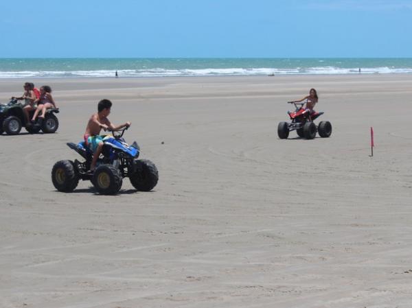 Crian&ccedil;as em quadriciclos no litoral do PIau&iacute;.(Imagem:Ellyo Teixeira/G1)