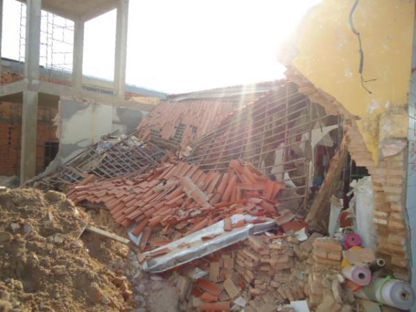 Telhado de loja cai e uma funcion&aacute;ria fica ferida em Floriano.(Imagem:FlorianoNews)