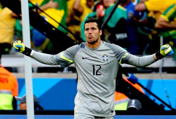 Julio Cesar comemora defesa de p&ecirc;nalti contra o Chile.(Imagem: Ag&ecirc;ncia Reuters)