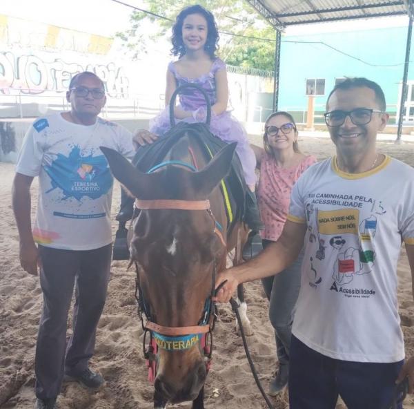  Equoterapia da PMPI auxilia na evolu&ccedil;&atilde;o de crian&ccedil;a com autismo.(Imagem:Divulga&ccedil;&atilde;o)