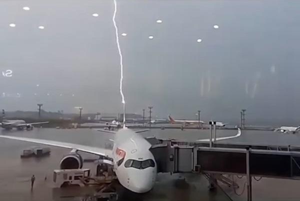 Em São Paulo, Raio atinge avião durante temporal no Aeroporto de Guarulhos