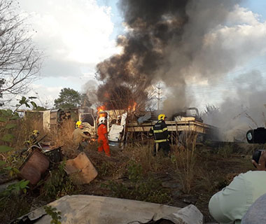 Incêndio destrói dois ônibus e um caminhão na Capital