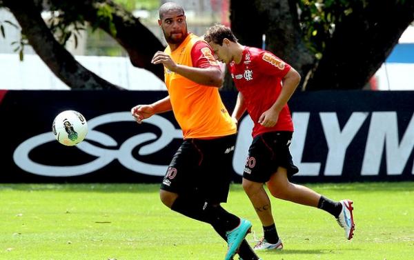 Adriano participou do rach&atilde;o com o grupo do Fla.(Imagem:Cezar Loureiro / Ag&ecirc;ncia O Globo)