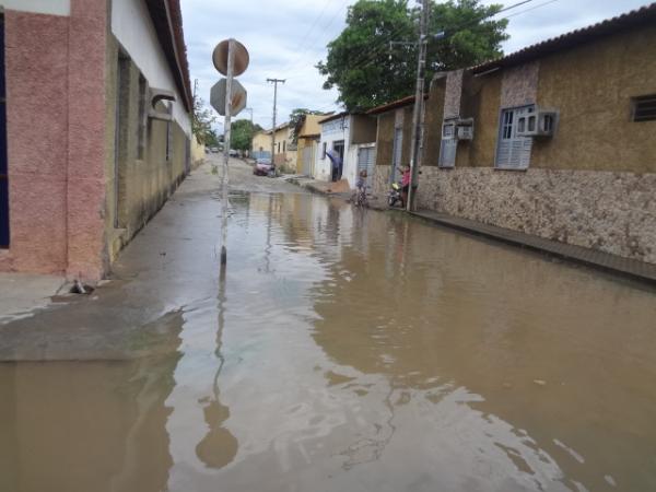 Vazamento de &aacute;gua est&aacute; causando transtornos em ruas de Floriano.(Imagem:FlorianoNews)