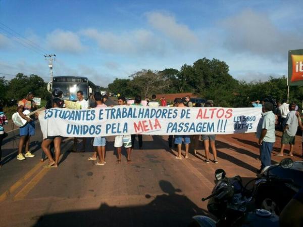 Popula&ccedil;&atilde;o interdita rodovia durante protesto no interior do Piau&iacute;.(Imagem: J&uacute;lio Rodrigues)