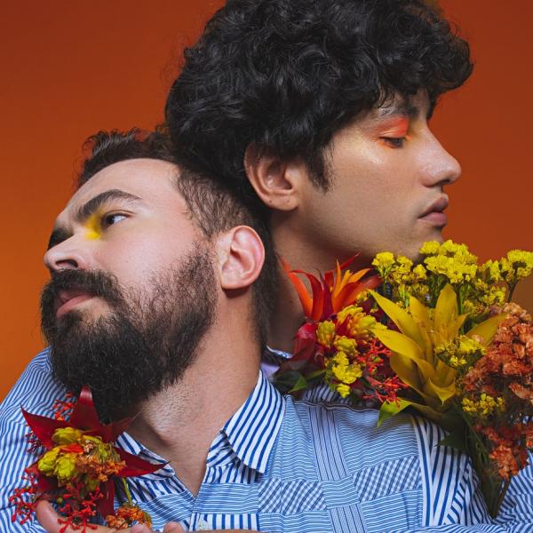 Em 2019, Bemti começou a arquitetar o segundo álbum solo, Logo ali, enquanto ainda promovia o primeiro, Era dois (2018). Decorrido um ano, o álbum Logo ali começa a ganhar forma,(Imagem:Divulgação)
