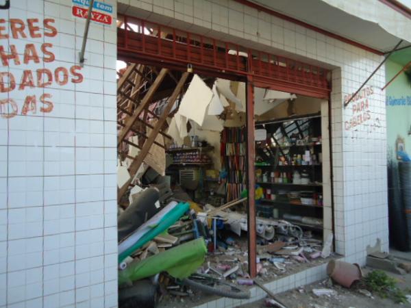 Telhado de loja cai e uma funcion&aacute;ria fica ferida em Floriano.(Imagem:FlorianoNews)