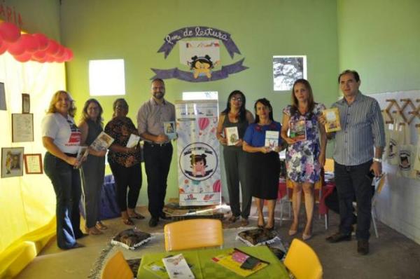 Escolas de Floriano recebem geladeiras liter&aacute;rias do projeto Fome de Leitura.(Imagem:SECOM)