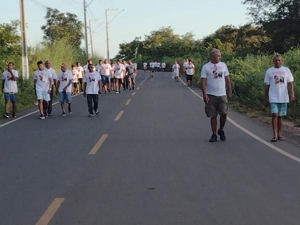 Grupo de homens se re&uacute;nem e realizam a 