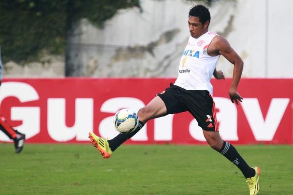 Com DM cheio, Flamengo deve ter volta de atacantes para o clássico