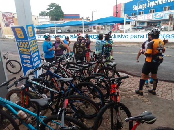 Ciclistas realizam confraternização com café da manhã e passeio ciclístico