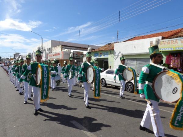 Desfile marca abertura de comemora&ccedil;&otilde;es pelos 45 anos do Col&eacute;gio Industrial.(Imagem:FlorianoNews)