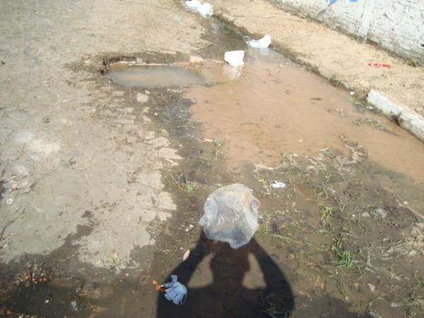 Vazamento na rua Nogueira Paranagu&aacute;(Imagem:L&eacute;o Miranda)