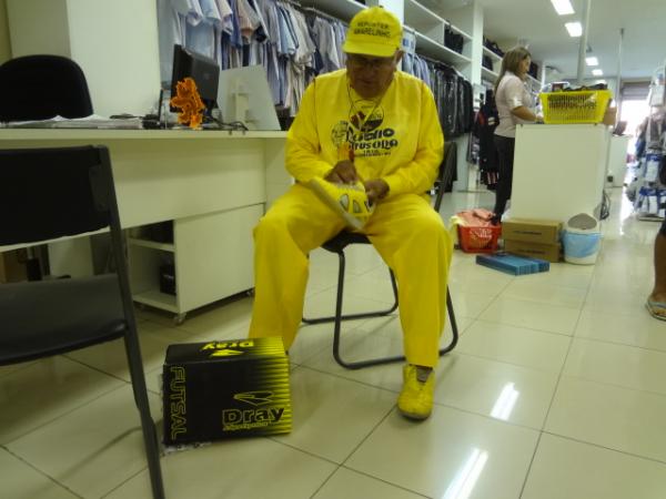 Rep&oacute;rter Amarelinho &eacute; presenteado com t&ecirc;nis amarelo.(Imagem:FlorianoNews)