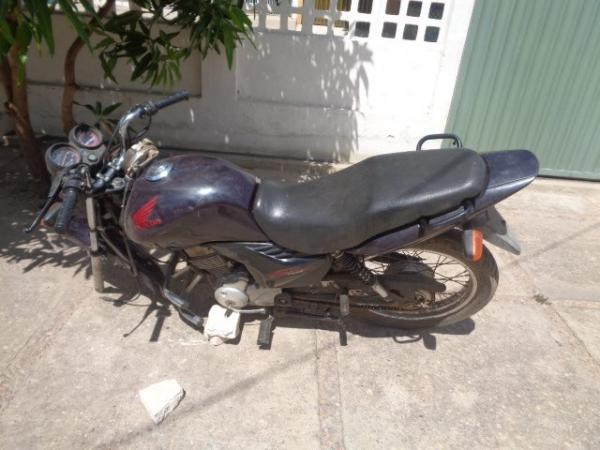 Pol&iacute;cia encontra motocicleta abandonada &agrave;s margens do Rio Parna&iacute;ba, em Floriano.(Imagem:FlorianoNews)
