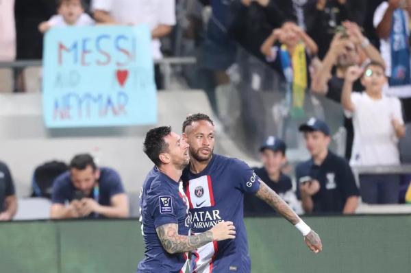  Neymar e Messi comemora gol do PSG na Supercopa da Fran&ccedil;a.(Imagem:EFE )