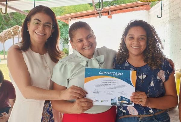 Entrega da certifica&ccedil;&atilde;o de Corte e Costura.(Imagem:Divulga&ccedil;&atilde;o)
