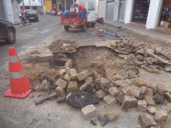 Vazamento em cruzeta de tubulação causa falta de água em Floriano