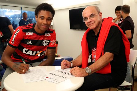 Vitinho é apresentado no Fla: "Não imaginava que seria tão rápido"