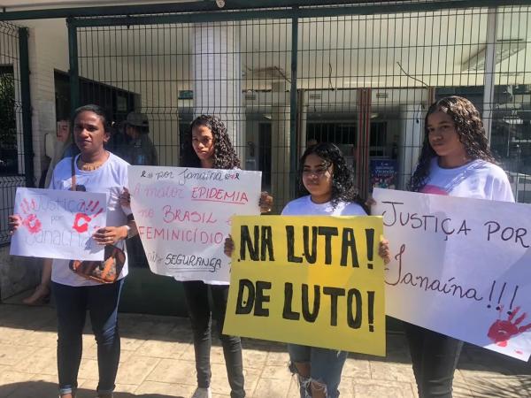 Familiares da estudante de jornalismo Jana&iacute;na Bezerra.(Imagem:Sthefany Prado / g1 PI)