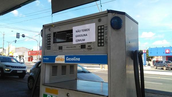 Piauí tem 90% dos postos sem combustível e clientes fazem fila para abastecer