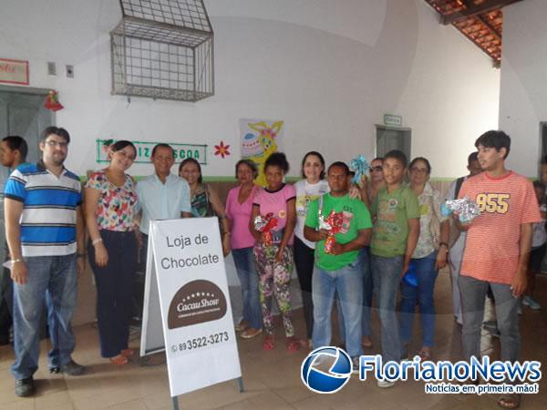 Cacau show doa ovos de P&aacute;scoa &agrave; APAE de Floriano.(Imagem:FlorianoNews)