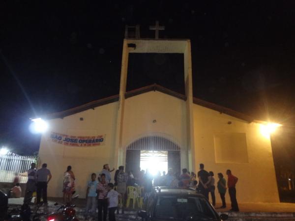 Fiéis participam da penúltima noite do festejo de São José Operário.(Imagem:FlorianoNews)