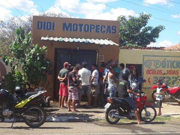 Fogo destrói loja de autopeças em Floriano.(Imagem:FlorianoNews)