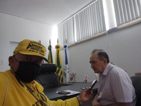 Rep&oacute;rter Amarelinho entrevistando o prefeito Ant&ocirc;nio Reis.(Imagem:FlorianoNews)