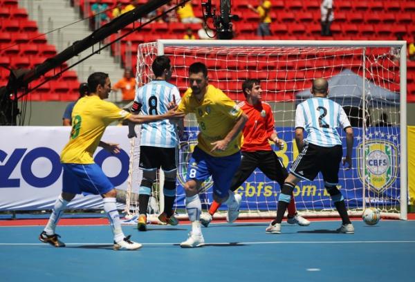 O grande público no estádio Mané Garrincha chamou a atenção no jogo do Brasil.(Imagem:Fabricio Marques)