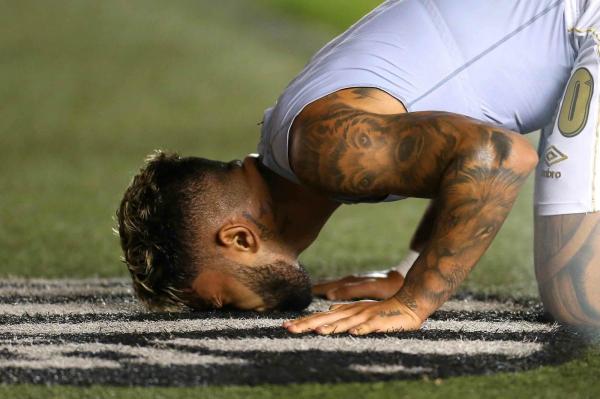 Menino da Vila, Gabigol beijou o escudo do Santos em sua despedida do clube no ano passado.(Imagem:Guilherme Dion&iacute;zio / Estad&atilde;o Conte&uacute;do)