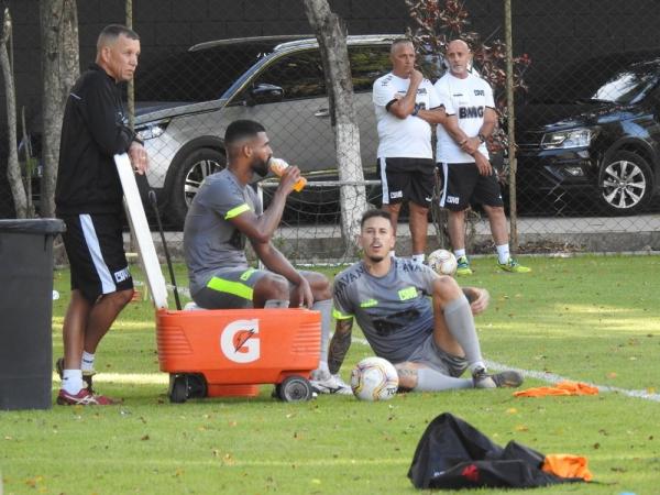 Confusão no treino do Vasco: Bruno Gomes e Maranhão tentam trocar socos
