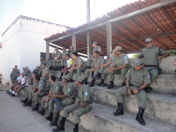 Policiais concentrados.(Imagem:Floriano)