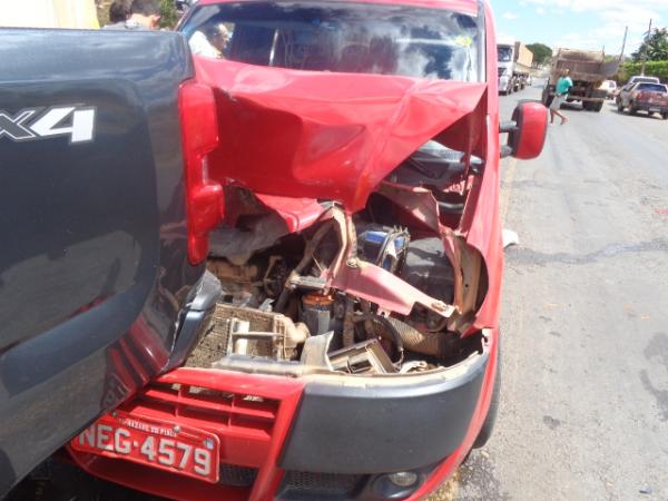 Engavetamento entre três veículos é registrado na BR-230 em Floriano.(Imagem:FlorianoNews)