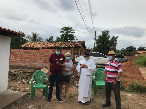 B&ecirc;n&ccedil;&atilde;o religiosa com o Frei Cl&aacute;udio, da cidade de Bar&atilde;o de Graja&uacute;, marcou a entrega da casa &agrave; fam&iacute;lia.ligioso e(Imagem:FlorianoNews)