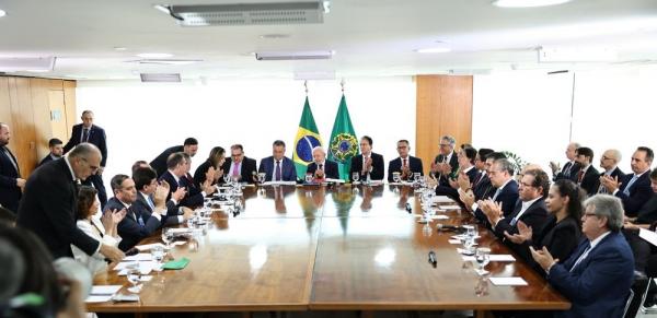 Rafael Fonteles e Lula assinam aditivo para conclus&atilde;o da Transnordestina e destacam o impacto econ&ocirc;mico para o Nordeste.(Imagem:Divulga&ccedil;&atilde;o)