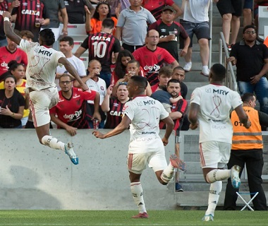 Flamengo bate Athletico-PR e mantém vantagem na liderança