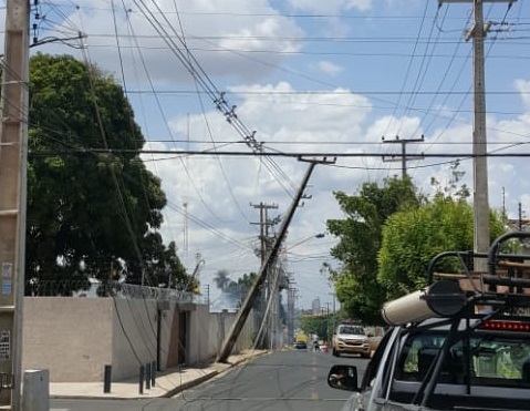 Colisão em poste provoca falta de energia nas zonas Sul e Centro de Teresina
