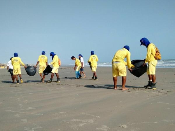 Ao todo, 47 homens foram contratos para realizar limpeza das praias.(Imagem:Reprodu&ccedil;&atilde;o/TV Clube)