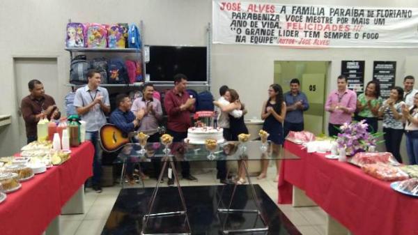 Gerente do Para&iacute;ba de Floriano faz aniversario e ganha festa surpresa.(Imagem:Divulga&ccedil;&atilde;o)