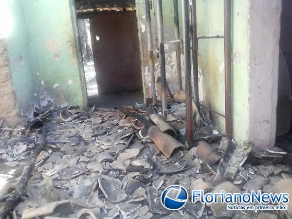 Mulher pede ajuda após perder tudo em incêndio criminoso em Floriano.(Imagem:FlorianoNews)