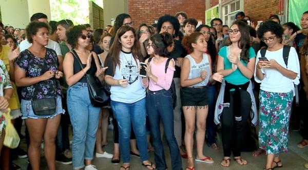 Estudantes protestaram e pediram expuls&atilde;o de aluno que agrediu &aacute;rbitra.(Imagem: Kairo Amaral/TV Clube)