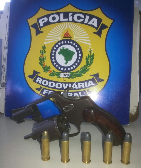 PRF prende passageiro de ônibus por porte ilegal de arma na zona sul de Teresina