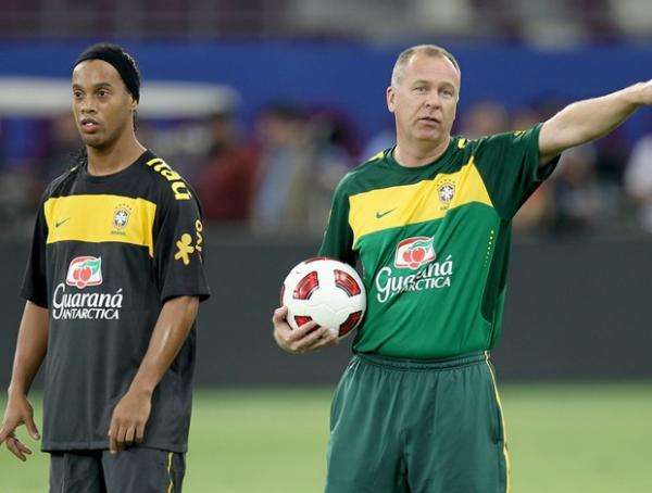 Mano Menezes aprova retorno de Ronaldinho e sonha com espetáculo